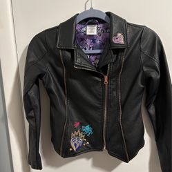 Disney collection size 9-10 Childs, full leather jacket dragon theme, completely lined embroidery on the front and Apple on the back of the  jacket