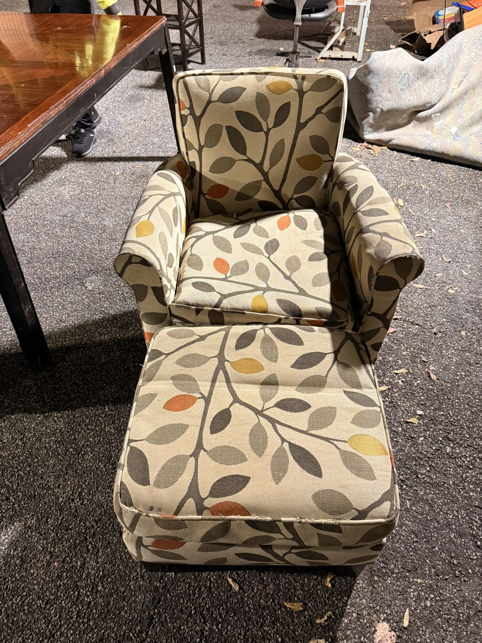 Floral Accent chair with ottoman