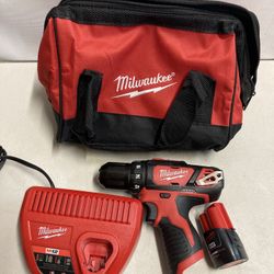 Milwaukee 12volt Drill/driver W (1) Battery 1.5, Charger & Bag/ Taladro De 12volt Com Una Pila 1.5, Cargador Y Bolsa 
