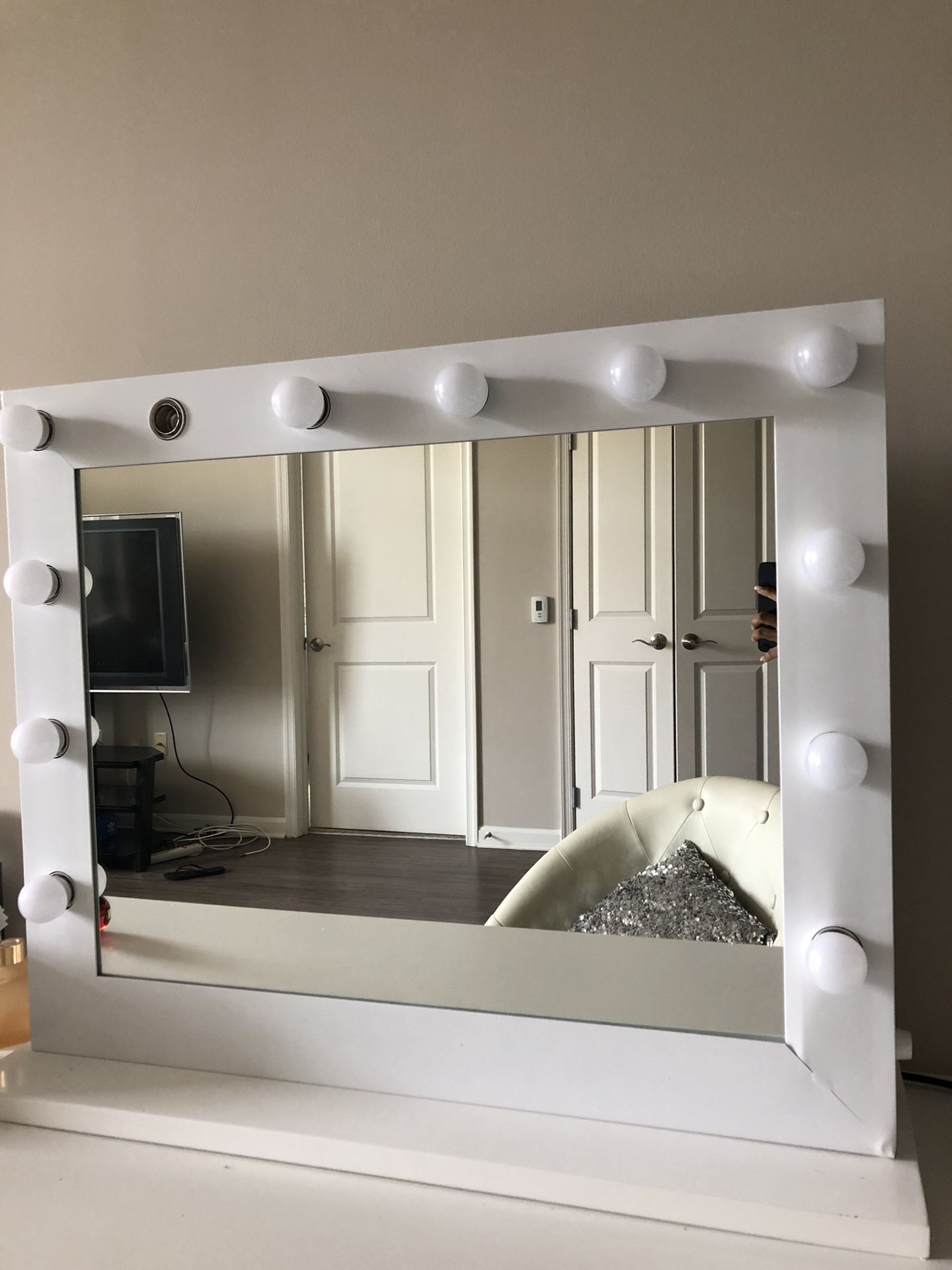 LED Makeup Mirror/Vanity (Doesn’t work)