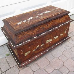 ANGLO-INDIAN ROSEWOOD WOOD AND BONE INLAID ELEPHANT MOTIF TRUNK ANTIQUE