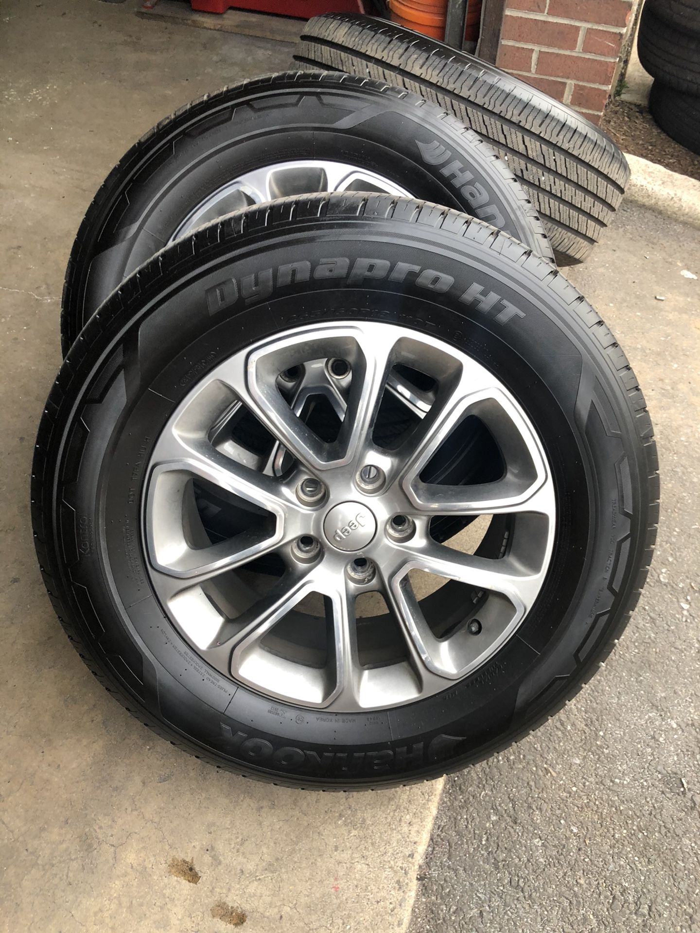 Jeep Grand Cherokee 18” Wheels with tires