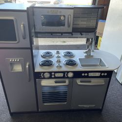 Kid Kraft Play Kitchen 