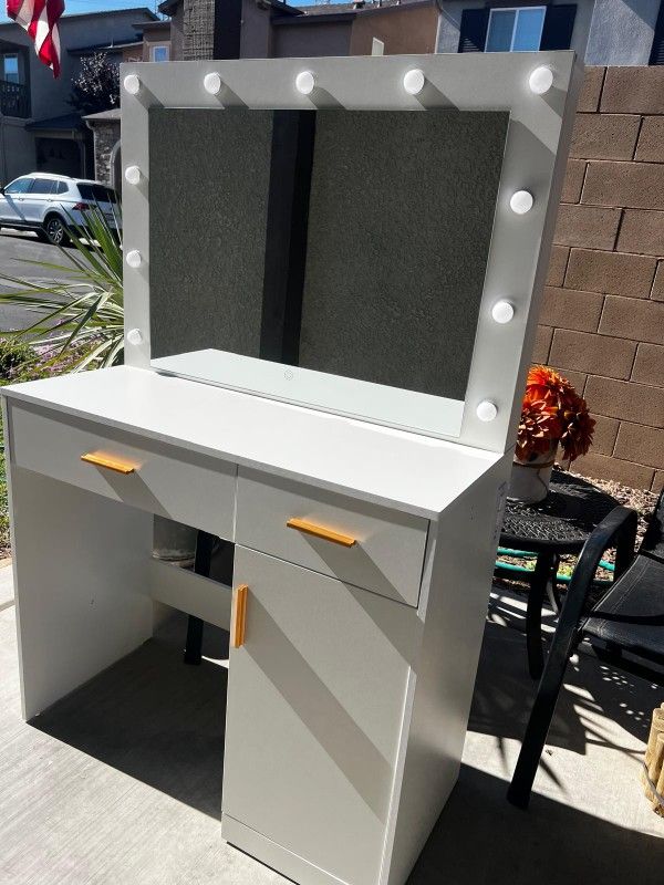Vanity Makeup Table