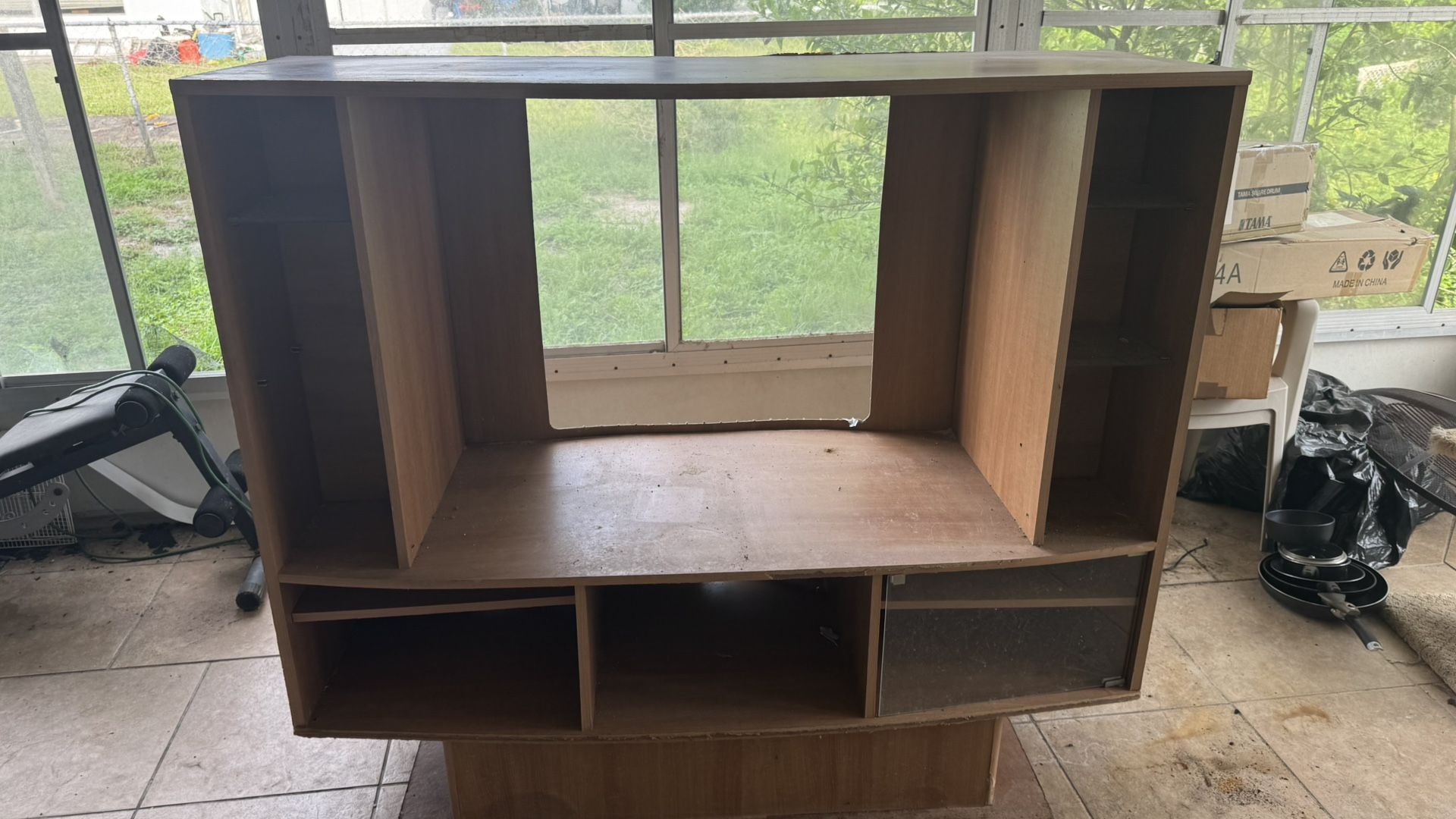 Free entertainment center must pick up