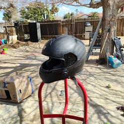 Motorcycle Helmet W Built In Bluetooth Speakers And Build In Bug Shield Deflector 