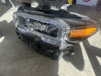 Headlight Toyota Tacoma 2023
