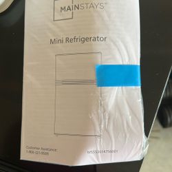 2-door Mini Fridge with Freezer 