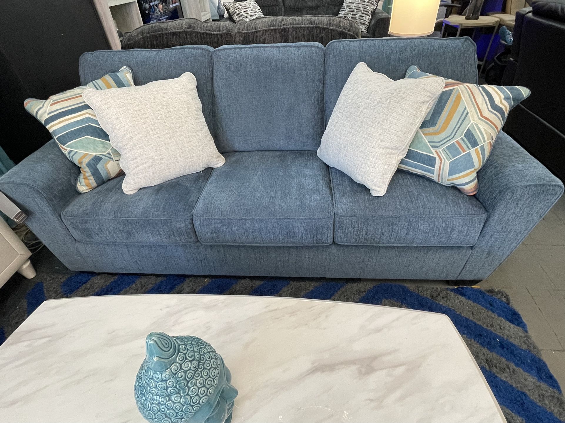 🛋️ Modern Comfort, Unbeatable Price! 🛋️ Upgrade your space with this stylish Ashley Sofa