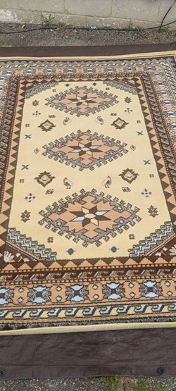 New 5/7 area rug thick and elegant high quality soft to the feet