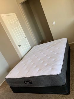 QUEEN BEAUTYREST PRESSURESMART MATTRESS AND FREE BOX SPRING