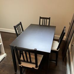 Dining table with 4 Chairs 