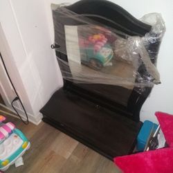Dresser With Mirror 