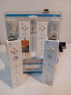 Authentic Nintendo Wii Remote Lot 2 controllers + BRAND NEW Nyko Charge Station