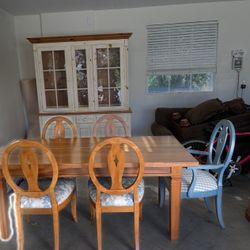 Ethan Allen  Table  And 6 Chairs