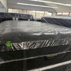 QUEEN SIZE SIMMONS BEAUTYREST BLACK SERIES 4 (MEDIUM) PILLOW TOP MATTRESS & BOX SPRING BED SET