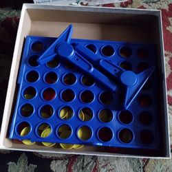 Juego De Mesa En Buenas Condiciones $5