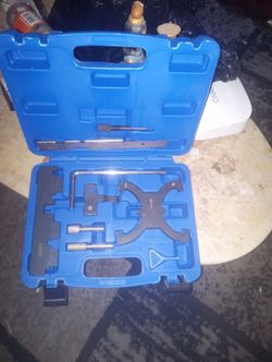 Engine timing lock tool