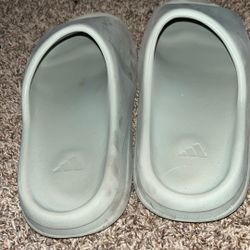 Yeezy Slide “Salt”