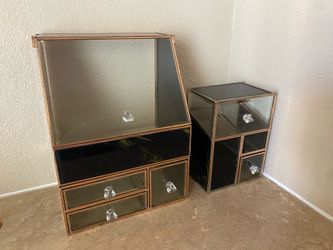 Stunning Make up organizer ! A tad heavy and sturdy