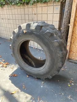 Workout tire flips box jumps squats heavy duty sledge hammer slams