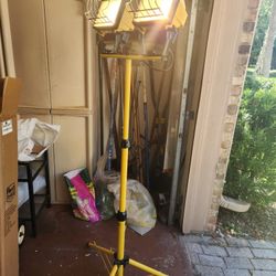 Telescoping Halogen Tripod Work Lights 