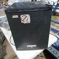 Frideaire mini fridge