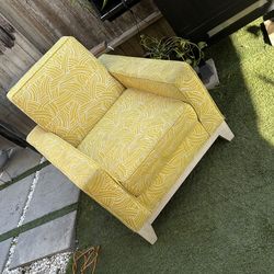 Yellow accents /patio chairs