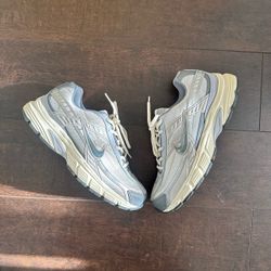 The Nike Initiator "Light Bone” size 9 men’s