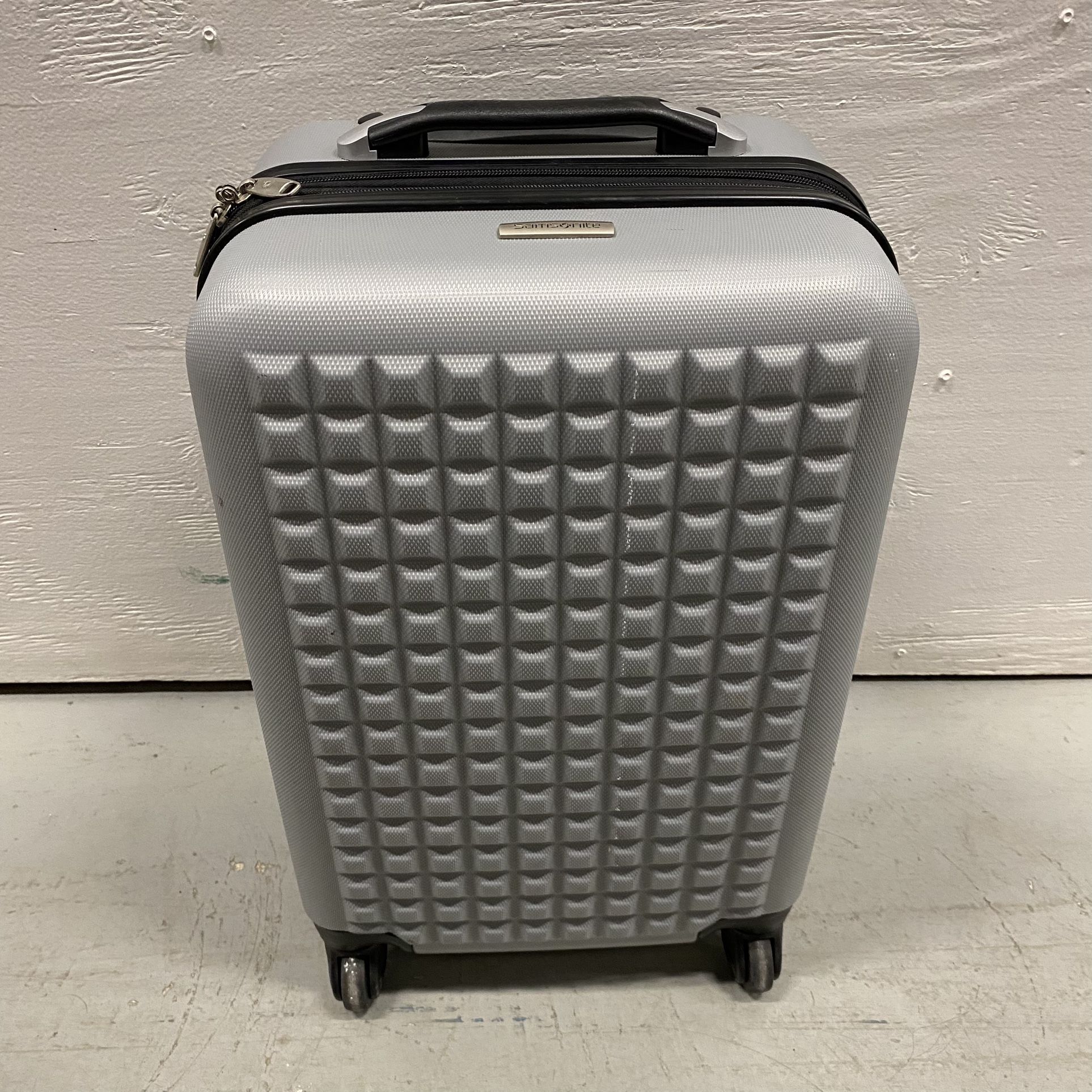 Samsonite Light Gray Hard Shell 4-Wheel Spinner with Black accents Carry-on Suitcase Travel Bag Luggage
