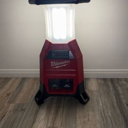 M18 18-Volt Lithium-Ion RADIUS Site Light (Tool-Only)