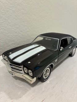 1970 Chevy Chevelle SS 454 1:18 Diecast Model - Black w/ White Stripes