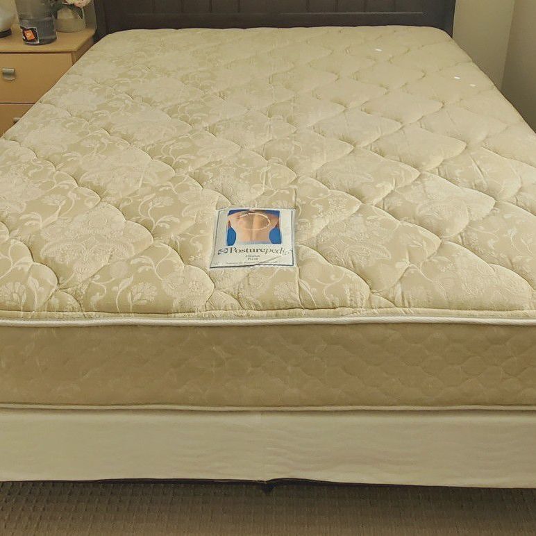 Queen Bed Set (Mattress, Box Spring, 4in Mattress Topper)