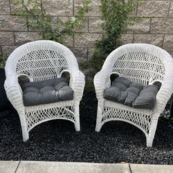 Set of 2 vintage outside wicker chairs