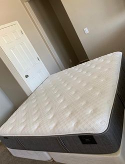 KING STEARNS AND FOSTER MATTRESS AND FREE BOX SPRINGS
