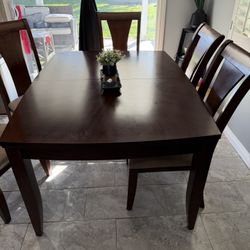 60x44 Dining Table /  6 Chairs / Excellent Condition 