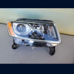 2014-2016 JEEP GRAND CHEROKEE RIGHT
HEADLIGHT PASSENGER SIDE HALOGEN
GENUINE USED OEM. AA2