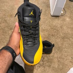 Jordan 12 Blk/yellow  Size 11.5