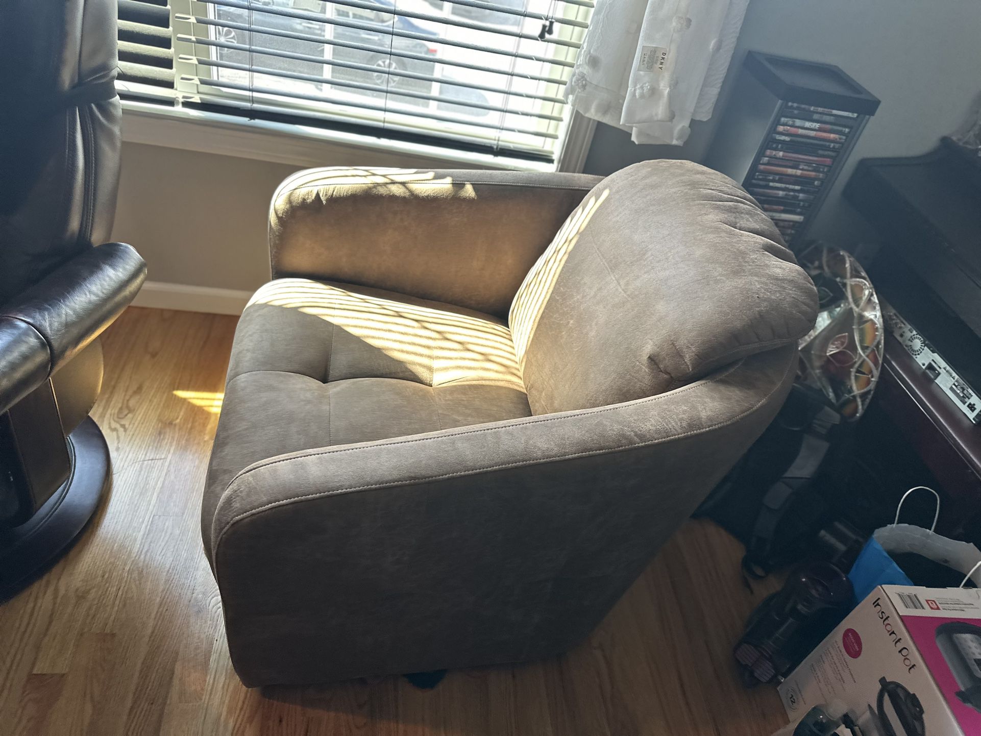 Swivel Leather Chair 