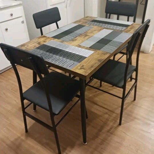 Dining Table With 4 Chairs And Mats