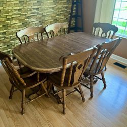 Oak Kitchen Table With Leaf Insert and 6 Chairs. Expandable Dining Room Table