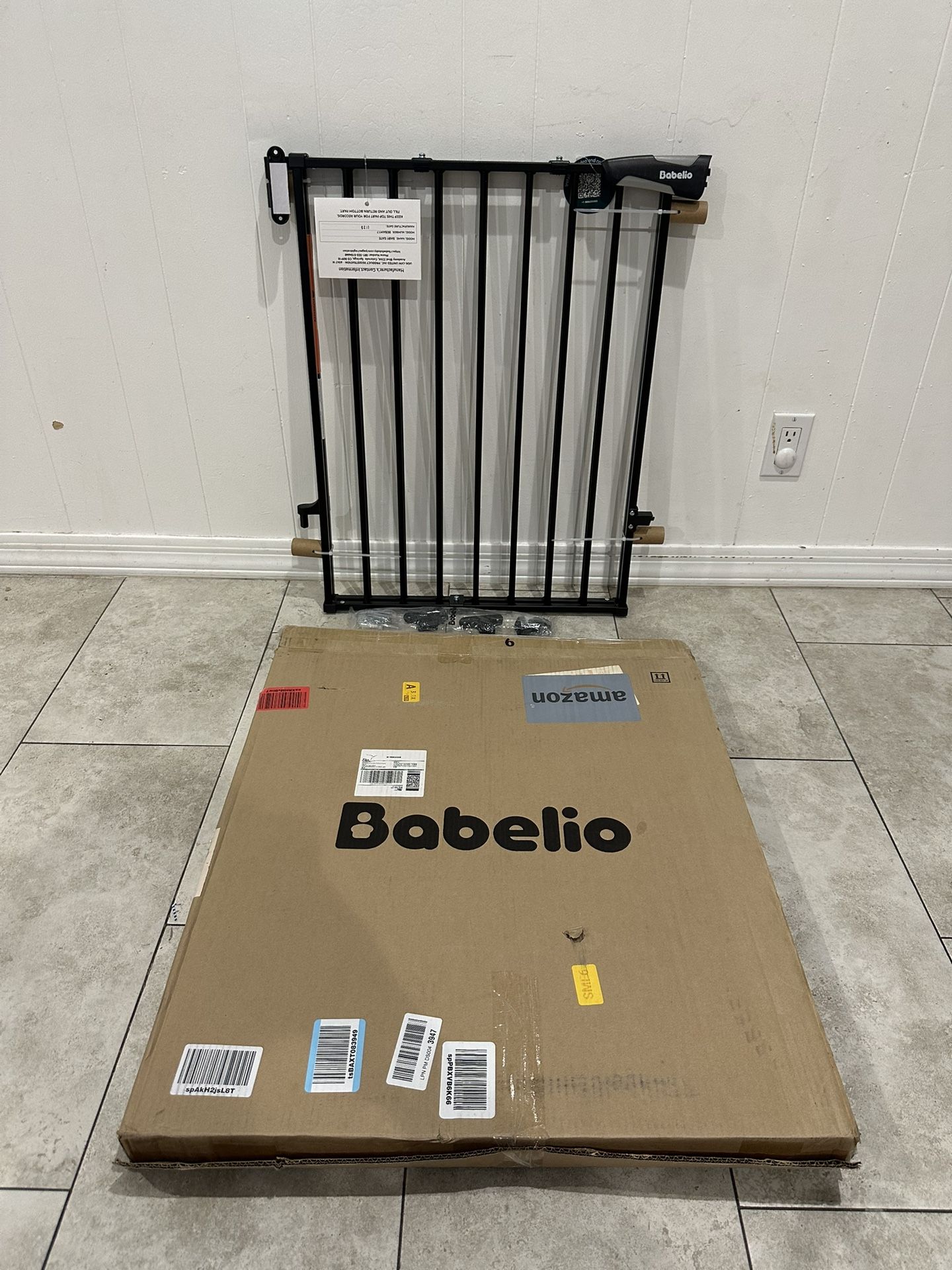 Extra Wide Pet Gate / Baby Gate - Fits Openings 26” - 43”