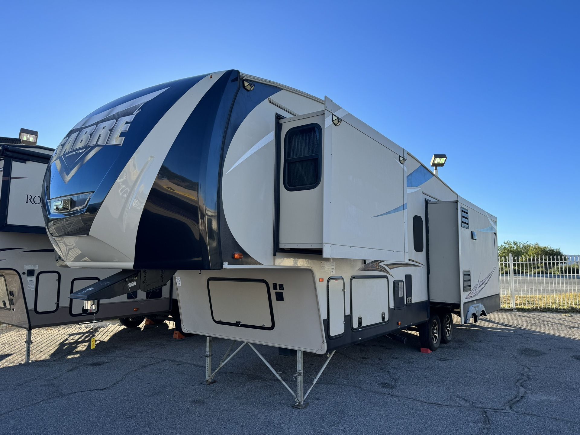 2016 Forest River Sabre Fifth Wheel/ Rv/ Travel Trailer 