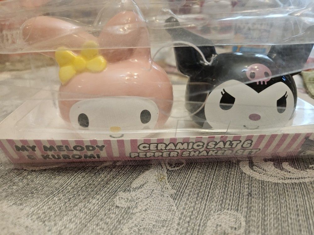 Hello Kitty New Salt And Pepper Shakers