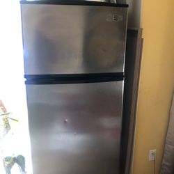 6’ Freezer/refrigerator 