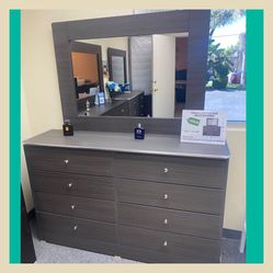 Dresser/ Eight drawers dresser
