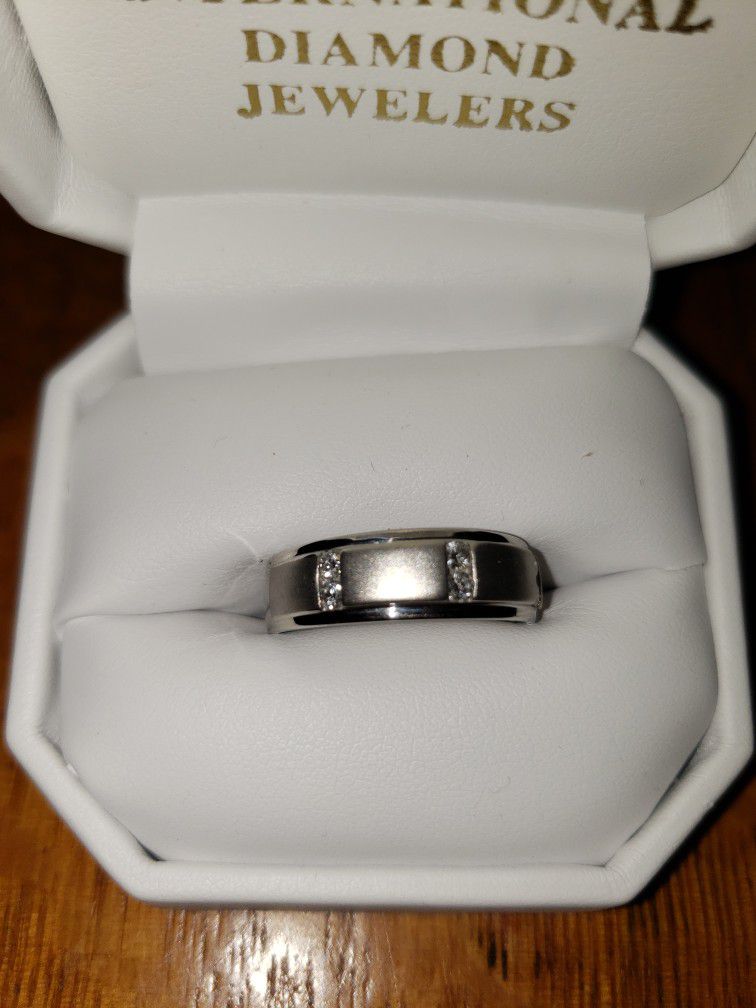Mens fine quality 1/4 carat diamond 14K white gold wedding band in Size 10- APPRAISED AT 2K COMES WITH CERTIFICATE 