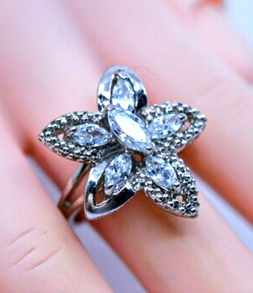 Star Flower Ring With Gorgeous Rhinestones