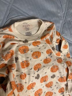 Fall Organic cotton two-piece pajama set is size 5T.