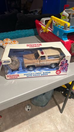 Jada Toys Stranger Things 1980 Hooper's Chevy Blazer with Police Badge 1:24...